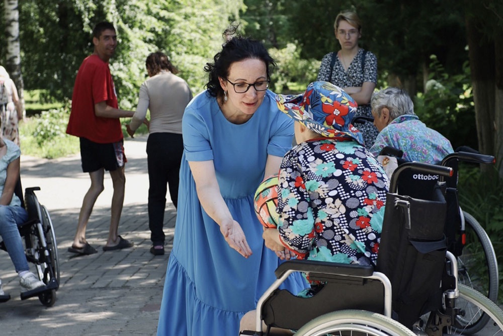 Волонтеры стали настоящими друзьями для тех, кто живет в казенном доме. Волонтеры стали настоящими друзьями для тех, кто живет в казенном доме.