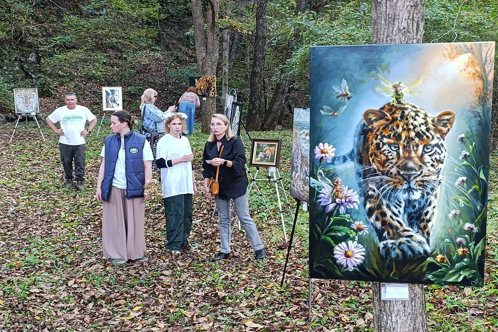 У визит-центра национального парка "Земля леопарда" работал "кошачий" вернисаж.