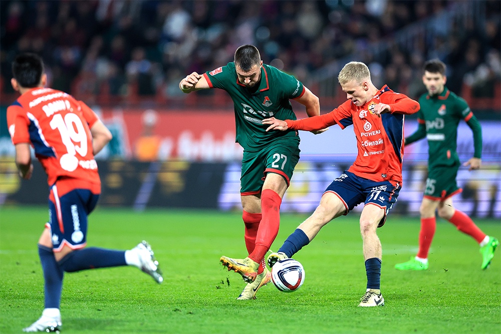 Армеец Матвей Кисляк хорош не только в атаке, но и здорово отбирает мячи.