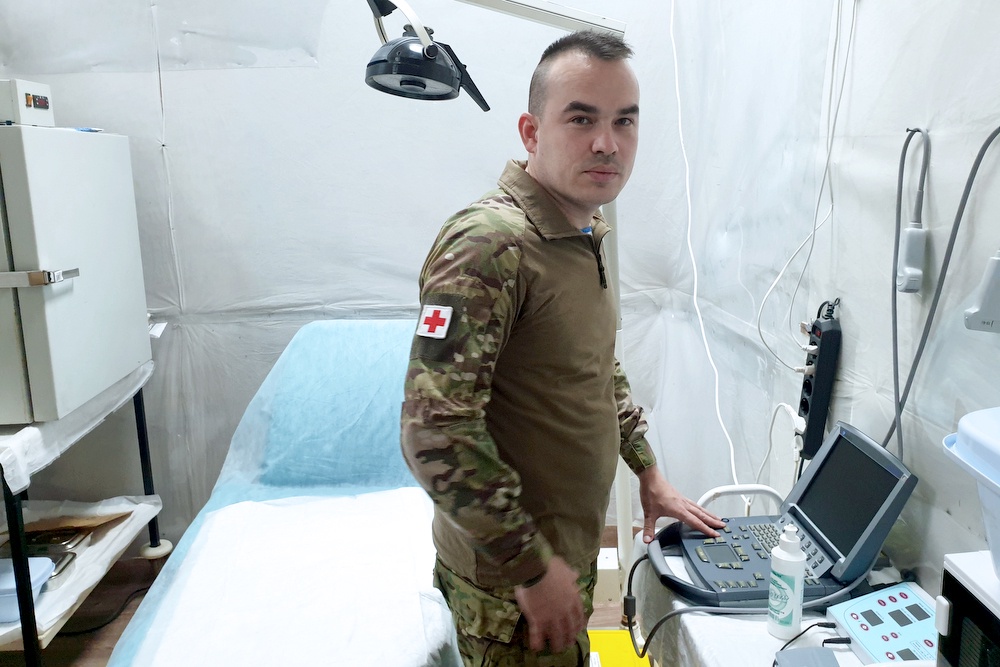 Командир медицинской роты Руслан Ахметханов с гордостью показывает новый аппарат УЗИ. 