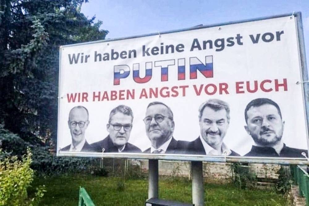 "Мы не боимся Путина. Мы боимся вас". Плакат в Германии показывает отношение европейцев к милитаризации.