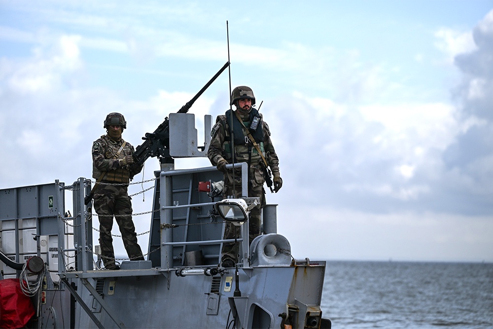 Французские морские пехотинцы ждут решения политиков Европы, чтобы вступить в бой.