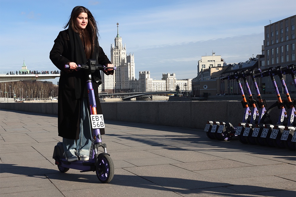 Москвичи в этом году совершили на прокатных самокатах на три миллиона больше поездок.