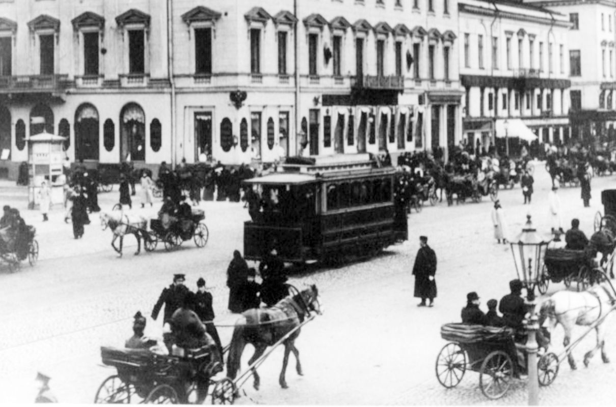 Санкт-Петербург. Перспектива Невского проспекта. На первом плане хорошо виден газовый фонарь.