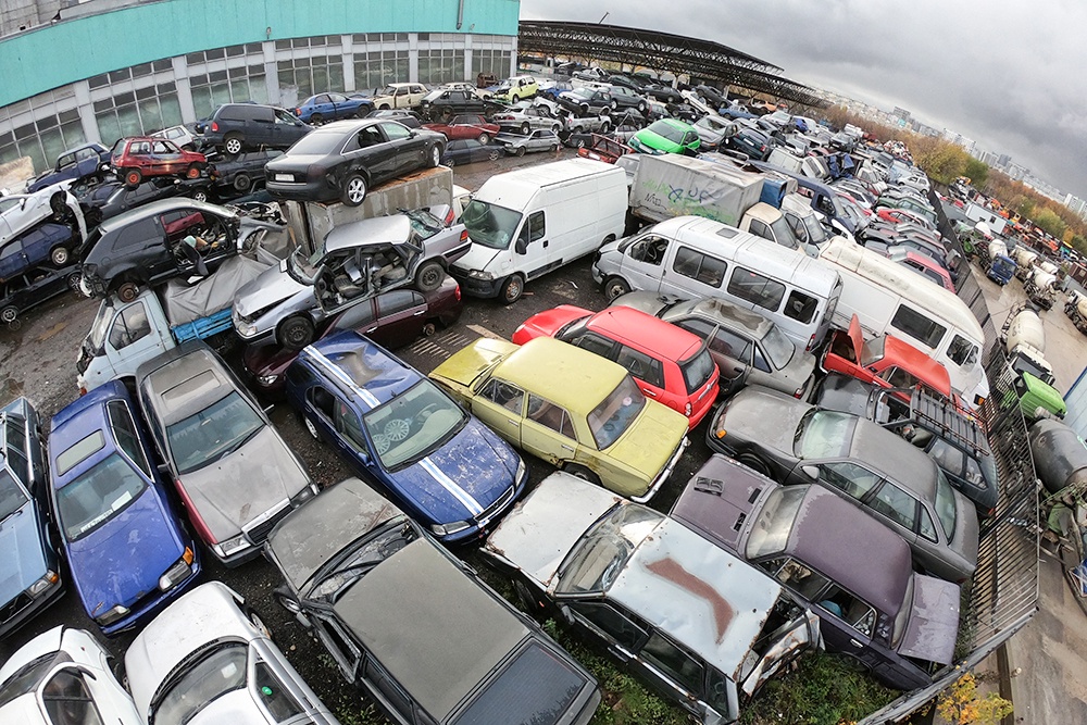 Бесхозные авто захламляют парковки и дворы, создавая неудобства для горожан.