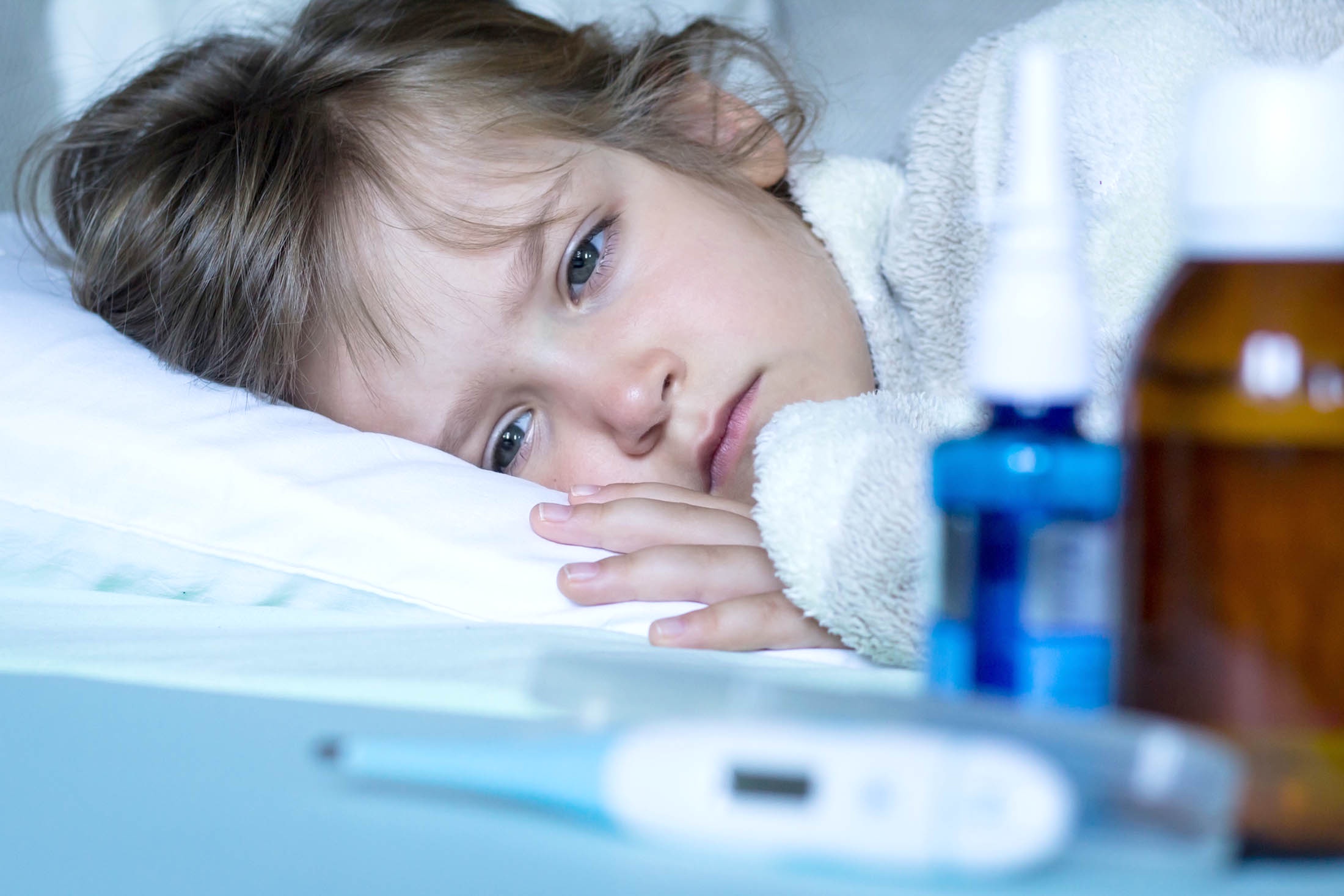 Обтирание спиртом или уксусом при лихорадке
Это может вызвать раздражение кожи, сухость и даже ожоги.
Особенно опасны спиртовые компрессы для детей: спирт мгновенно проникает через кожу в кровь и вызывает интоксикацию. Для снижения температуры тела можно использовать водяные компрессы.