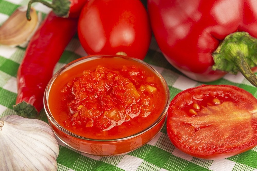аджика и помидоры на столе
