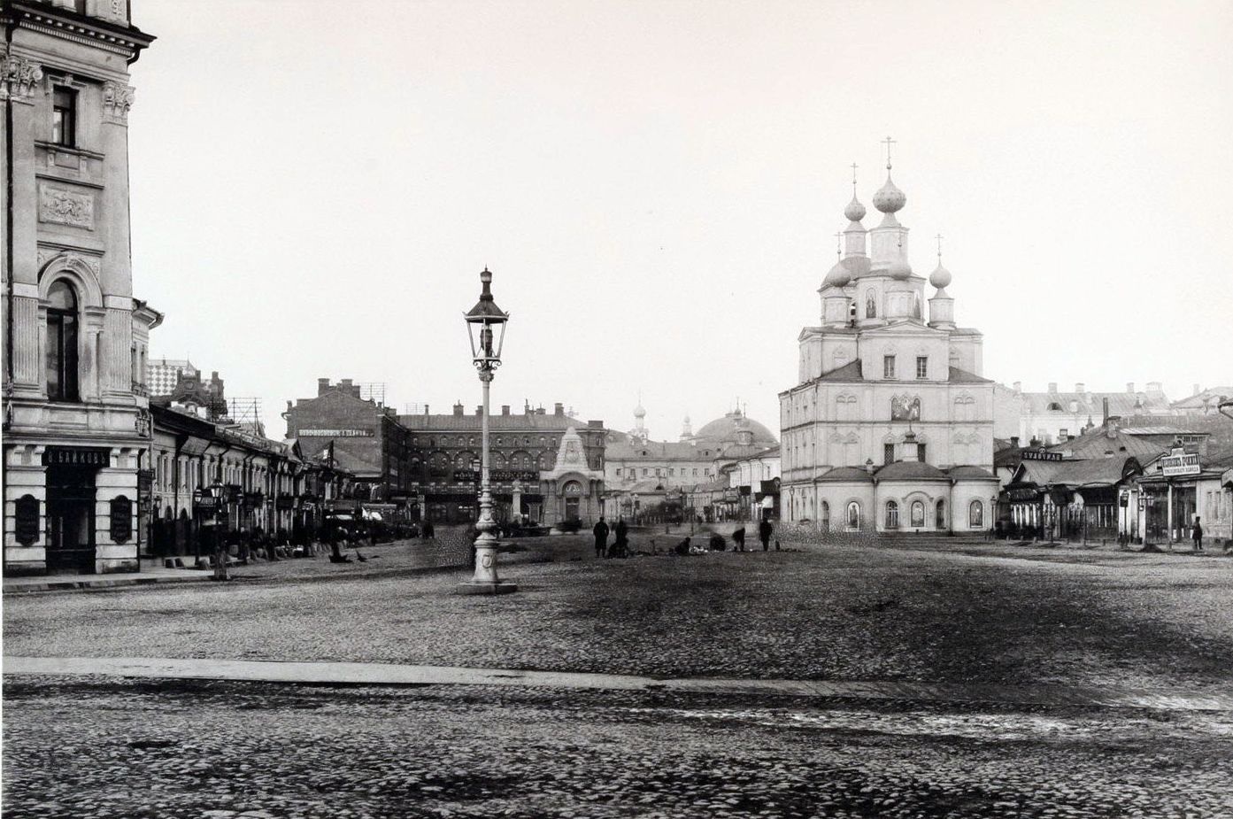 Москва. Охотный ряд. На переднем плане - газовый фонарь. 1888 г. Москва. Охотный ряд. На переднем плане - газовый фонарь. 1888 г.