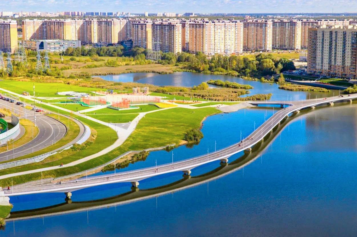 Собянин: Новый пешеходный мост через Черное озеро связал столичную Некрасовку и подмосковные Люберцы