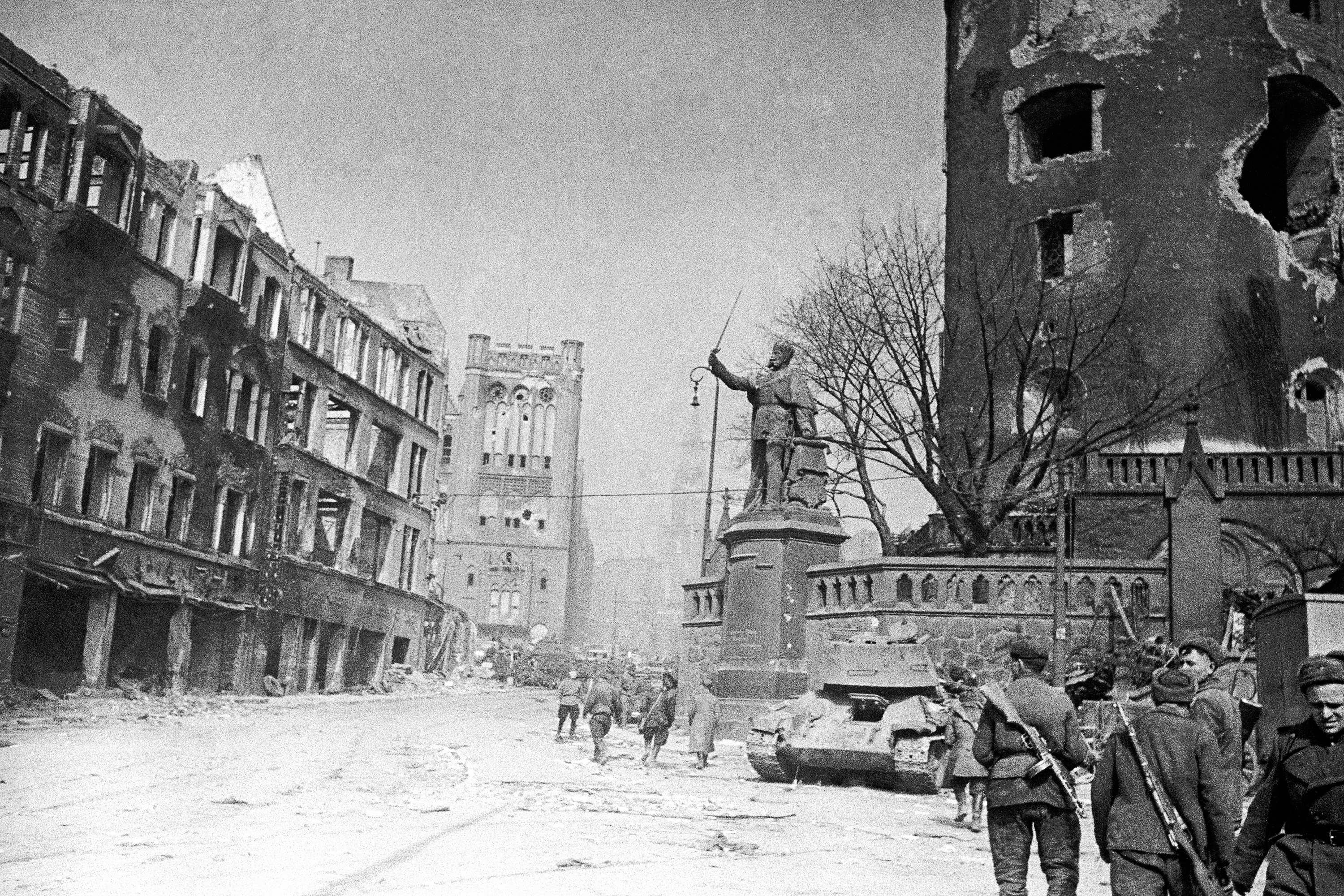 Бойцы Красной армии у памятника императору кайзеру Вельгельму во взятом Кенигсберге. 1945