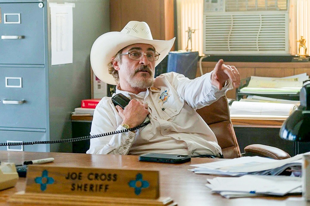Хоакин Феникс в роли взбалмошного шерифа Джо Кросса, затеявшего баллотироваться в местные мэры.