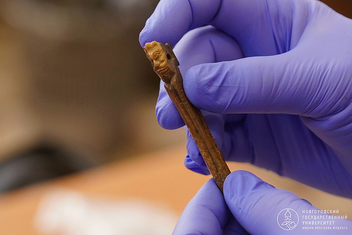 С одной стороны вырезано лицо, а с другой - изображение рычащего зверя. Получилось, словно голова человека в пасти зверя.