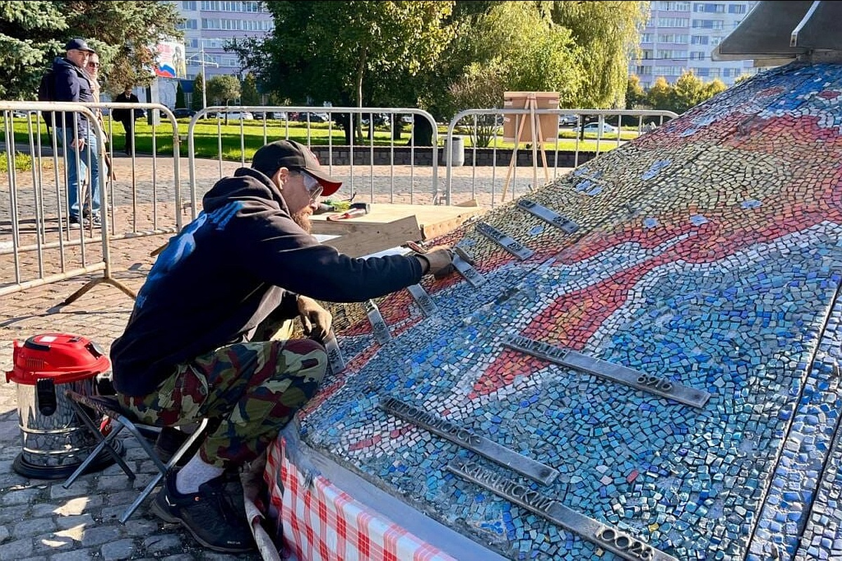 В последние годы "Часовые пояса" выглядели плачевно: стрелки остановились, на мозаичных изображениях континентов исчезли целые куски. В последние годы "Часовые пояса" выглядели плачевно: стрелки остановились, на мозаичных изображениях континентов исчезли целые куски.