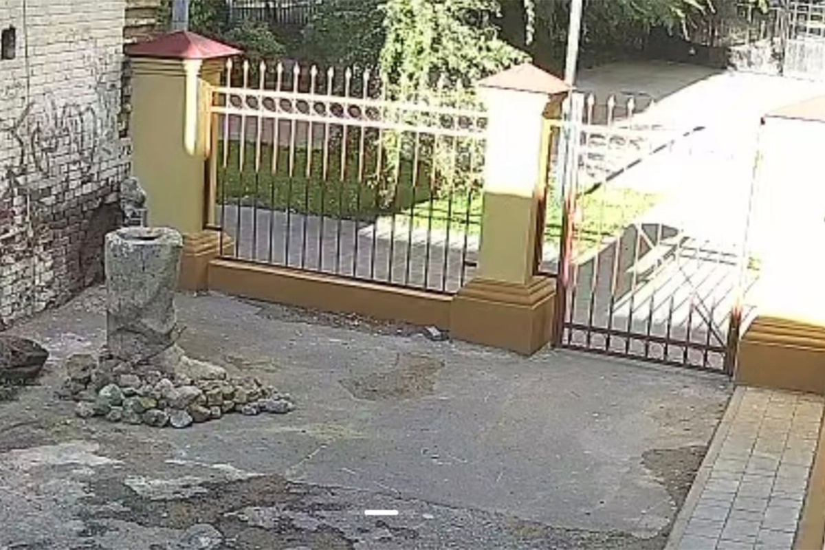 Бетонную ногу установили во дворе "Дома с лебедями" на улице Ленина, превратив в необычный арт-объект. Бетонную ногу установили во дворе "Дома с лебедями" на улице Ленина, превратив в необычный арт-объект.