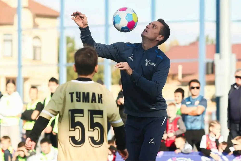 Наставник Всероссийского проекта "Футбол -в школу", чемпион мира и Евролиги по пляжному футболу Борис Никоноров проводит мастер-класс для юных астраханских футболистов Наставник Всероссийского проекта "Футбол -в школу", чемпион мира и Евролиги по пляжному футболу Борис Никоноров проводит мастер-класс для юных астраханских футболистов