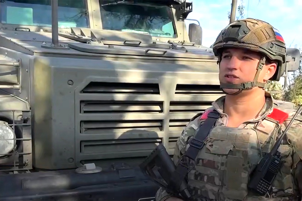 Противник продолжает обстреливать территорию Курской области из реактивных систем залпового огня и запускать туда большое количество беспилотников. Об этом рассказал командир группы разминирования с позывным Рубин (на фото). "Мы проводим внутренний и внешний контроль качества, то есть три этапа разминирования были пройдены", - сказал боец. Отмечается, что инженерно-саперными расчетами выявляются и идентифицируются опасные находки: сбросы с БПЛА, артиллерийские снаряды, самодельные суббоеприпасы.