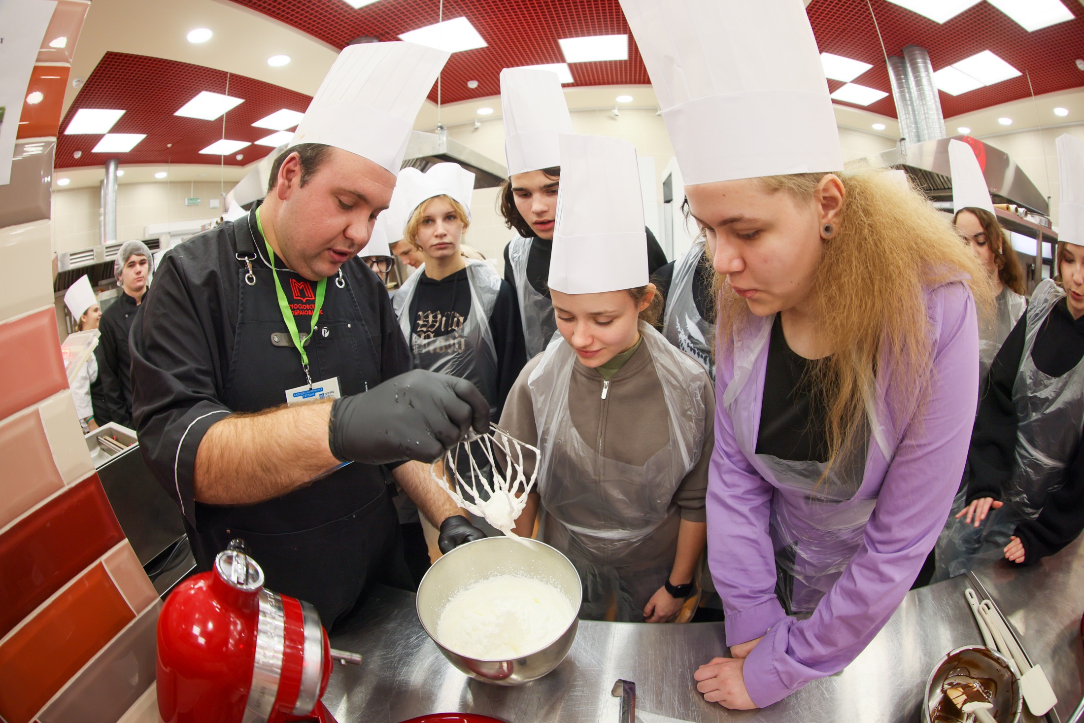 Преподаватель Дмитрий Доморацкий обучал школьников готовить парфе из шоколада и вишни.