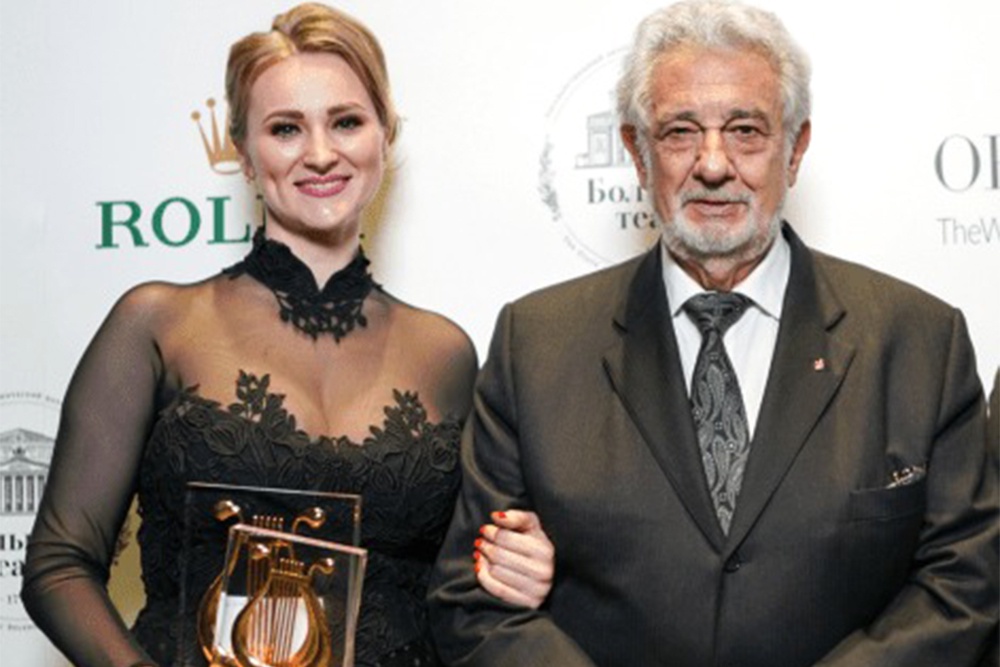 На конкурсе-2021 Пласидо Доминго вручил приз российской меццо-сопрано Виктории Каркачёвой.