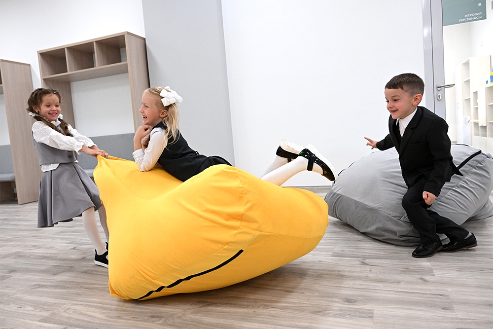 Нельзя забывать о возрастной психологии. Основная деятельность ребенка с 3 до 7 лет - игра.