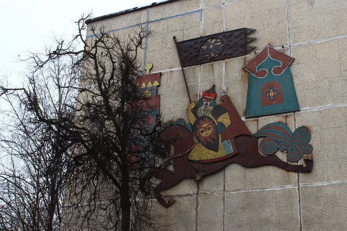 Уникальное советское панно - комбинация металлоконструкции с мозаикой. Здесь изображен Александр Невский на коне. Уникальное советское панно - комбинация металлоконструкции с мозаикой. Здесь изображен Александр Невский на коне.