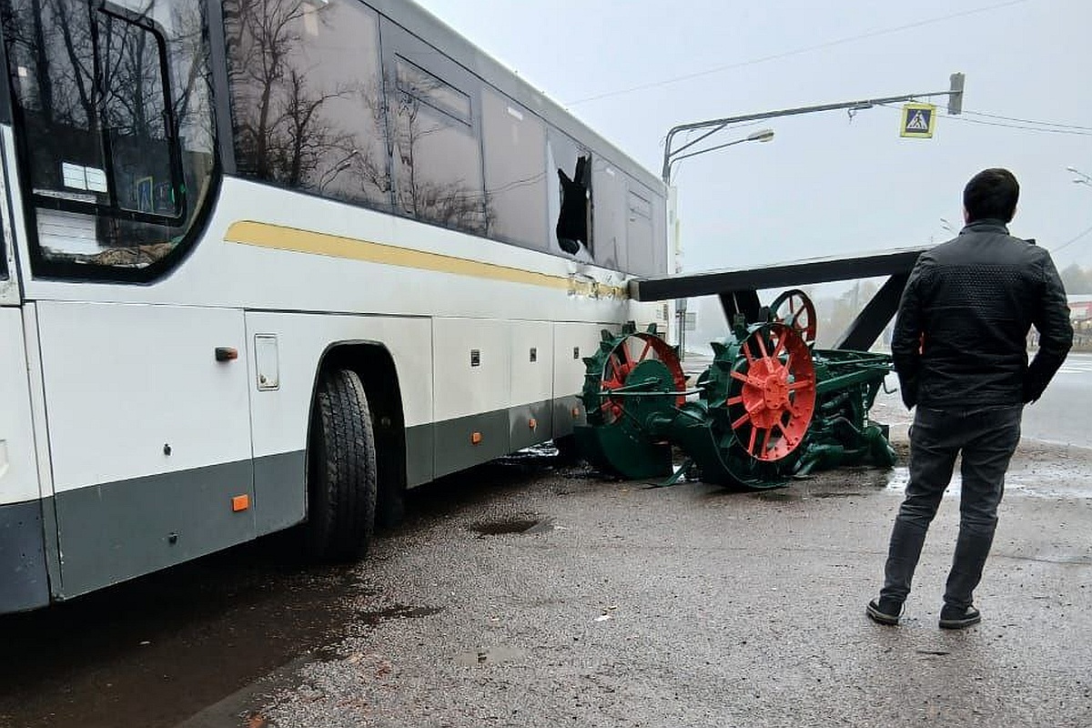 Маршрутный автобус буквально снес трактор с постамента. Маршрутный автобус буквально снес трактор с постамента.