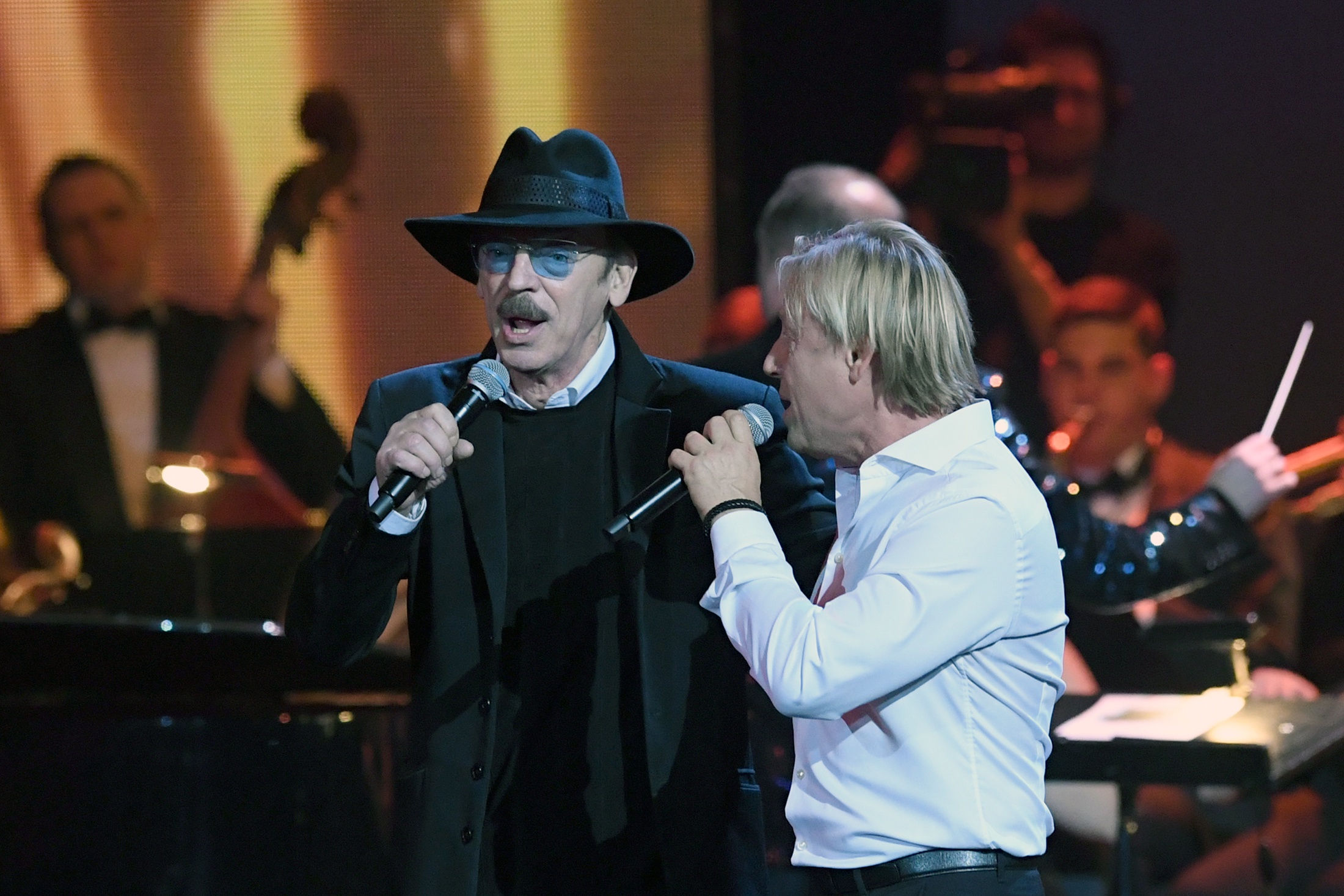 Актёры Михаил Боярский (слева) и Дмитрий Харатьян выступают на юбилейном концерте, посвященном 60-летию артиста Дмитрия Харатьяна в Кремлевском дворце.