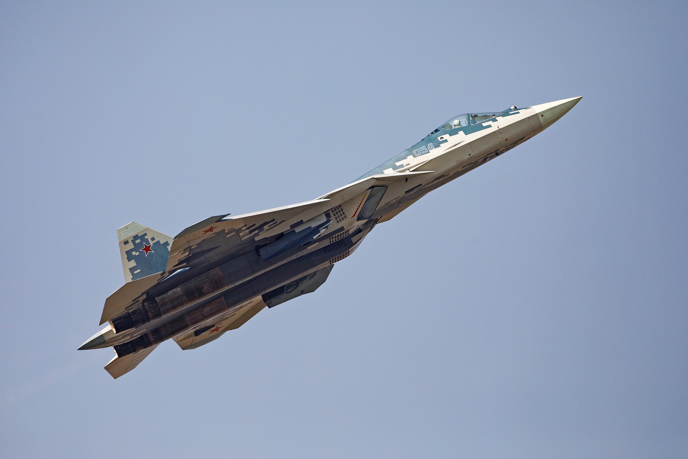 Многофункциональный истребитель пятого поколения Су-57 на международной выставке Aero India 2025 на территории военно-воздушной базы Yelahanka в Бангалоре.