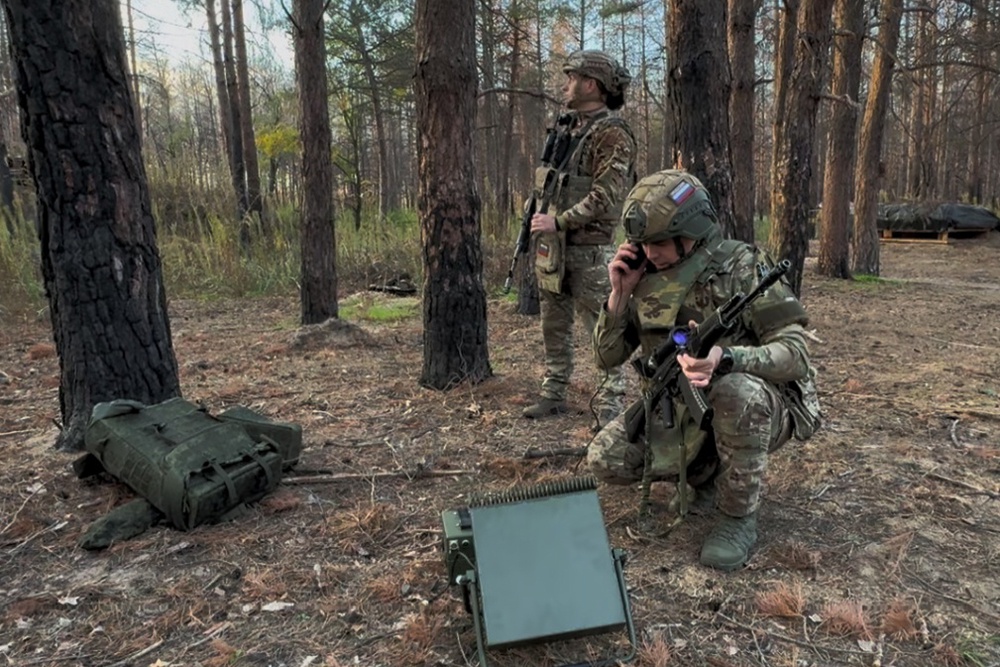 Командир отделения и механик спутниковой связи с позывными Футбол и Калина выставляют новую станцию - в интересах спецподразделений Воздушно-десантных войск.