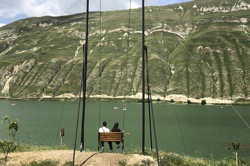 Зимой озеро Мочох превращается в огромный каток, по которому можно рассекать на коньках.