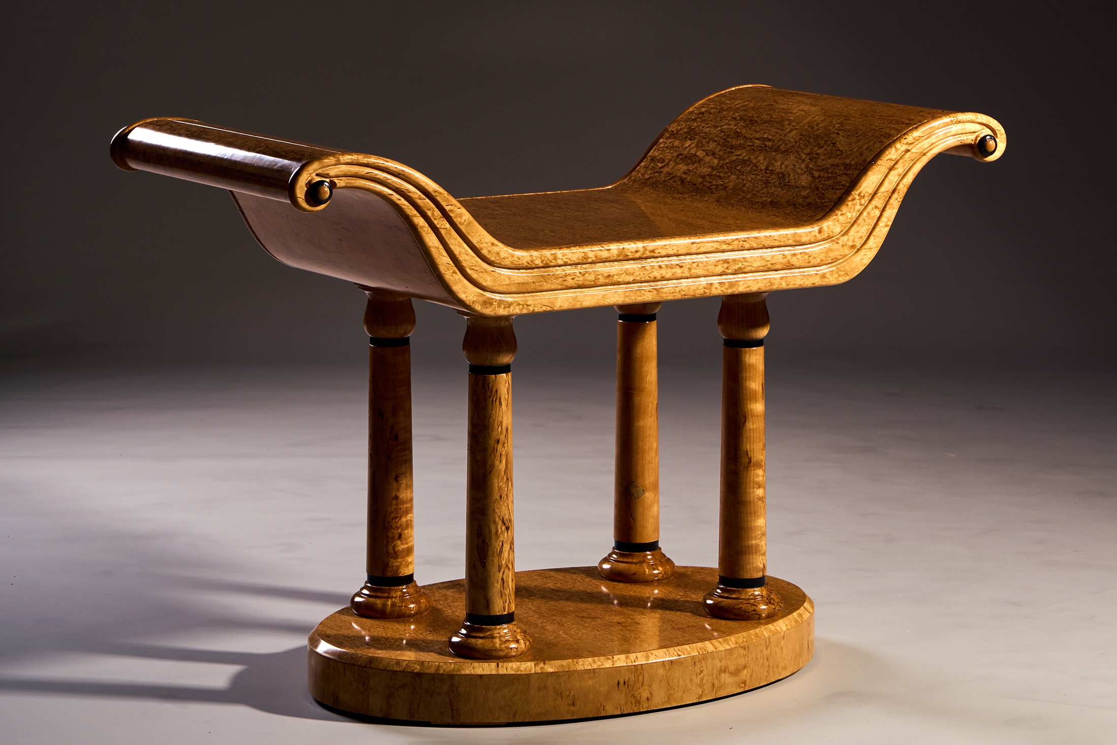 Табурет ручной работы из карельской березы.