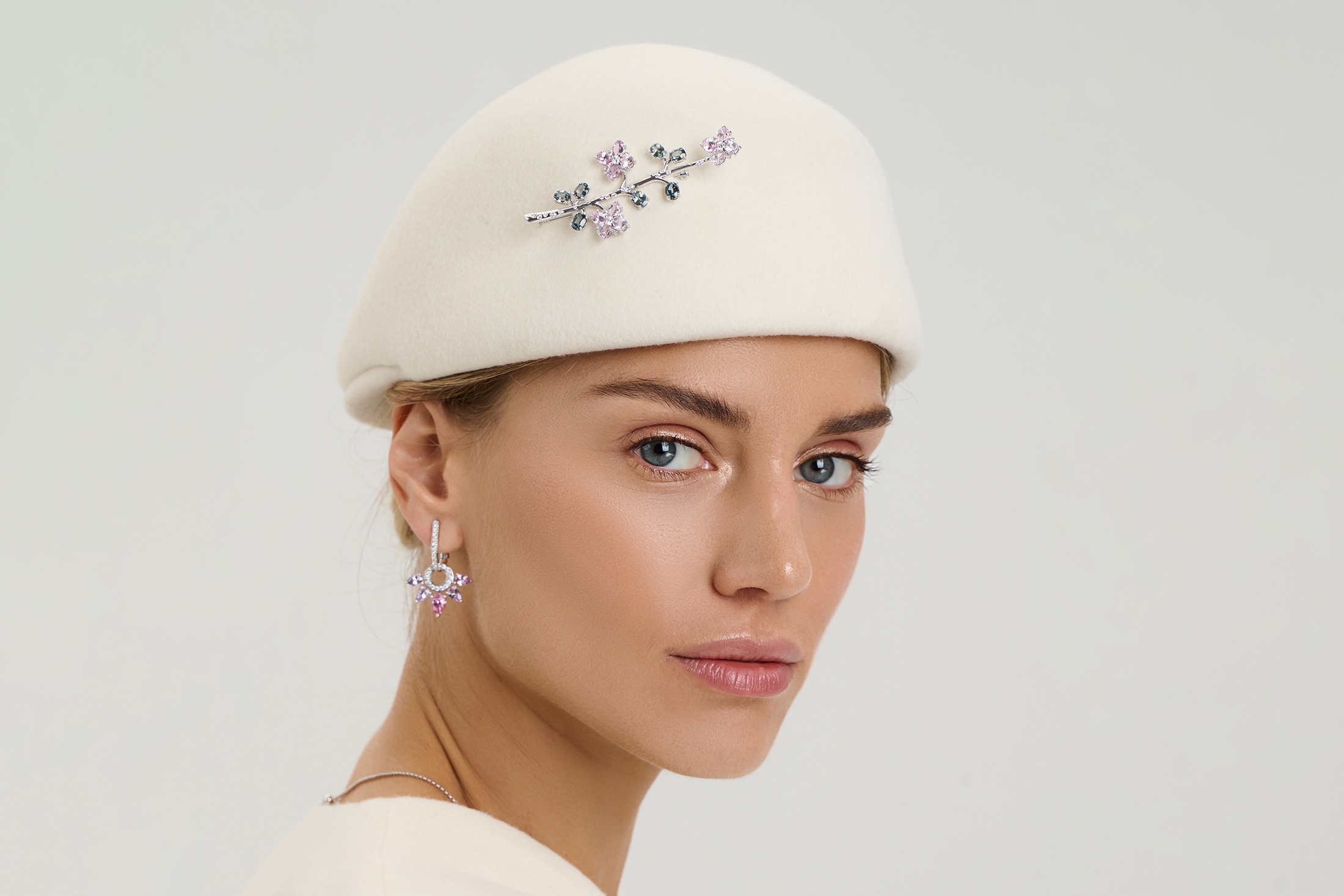 Брошь "Сакура" из белого золота с сапфирами и бриллиантами, серьги "Веер" со шпинелями, сапфирами и бриллиантами.