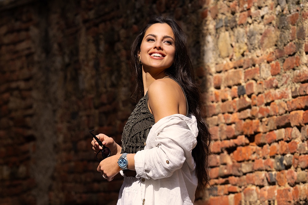 Винтажный стиль этих новых спортивных часов несет в себе неуловимое очарование.