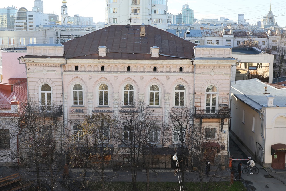 Красивое здание в стиле эклектики, построенное по проекту архитектора Юлия Дютеля, - яркий образец гостиничного комплекса конца XIX века.