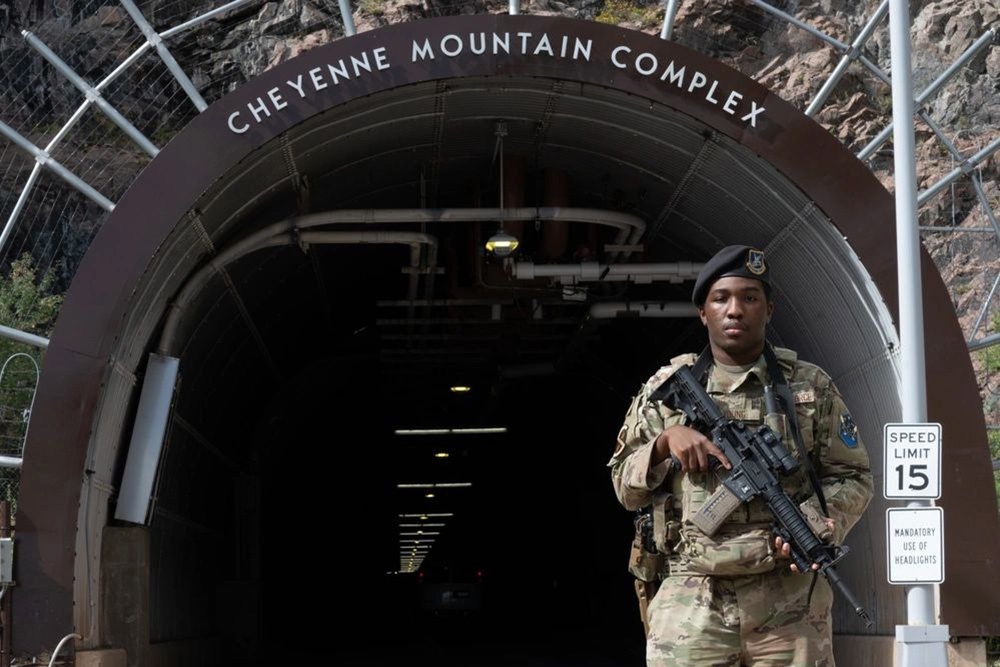 Хотя объект секретный, охраняющие его американские военные не стесняются делать памятные фотографии перед входом в подземный комплекс.