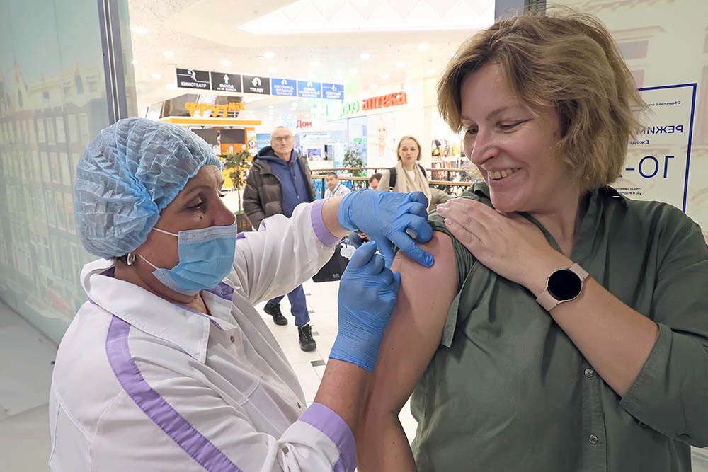 Временные центры вакцинации открылись в наиболее посещаемых ТРЦ Свердловской области.