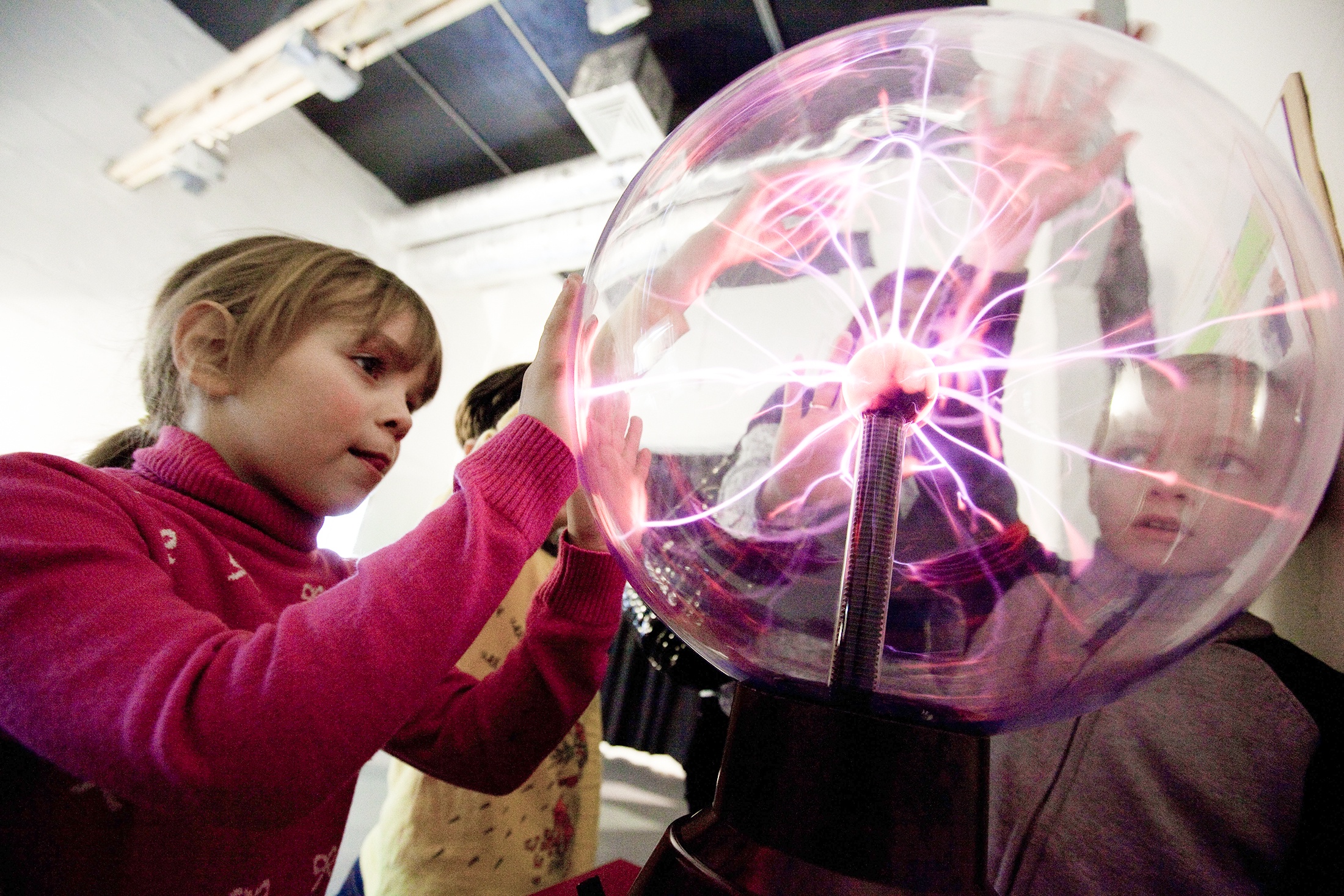 В музее "Экспериментаниум" дети могут поймать луч плазменного шара.