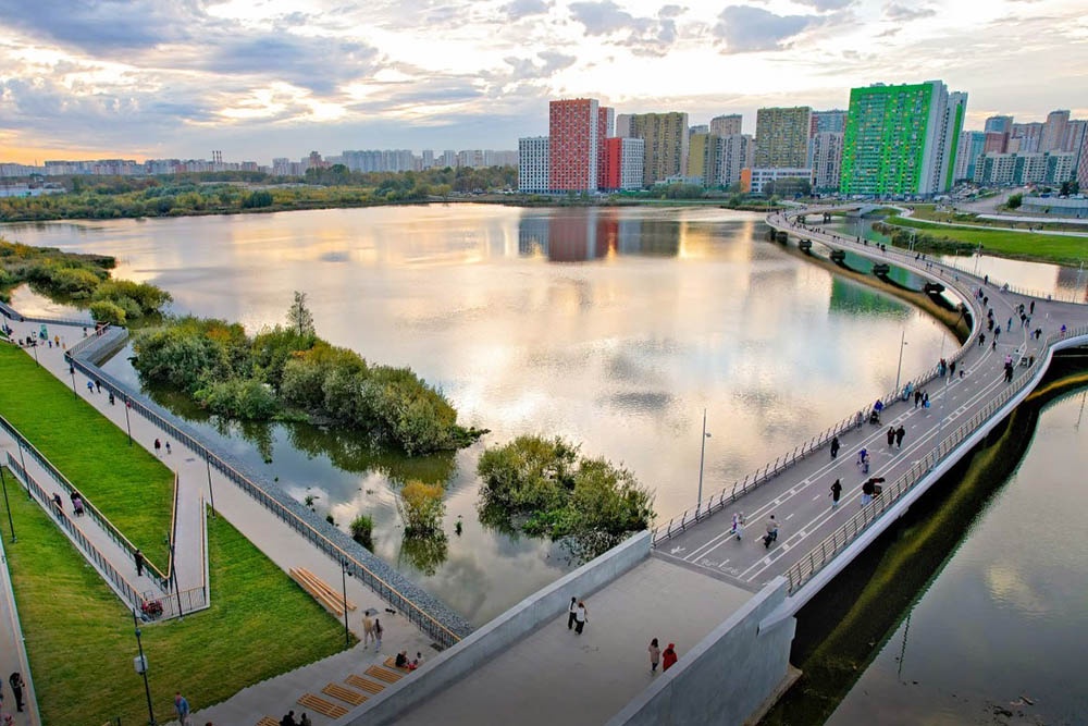 В Москве пешеходный мост через Черное озеро связал Некрасовку и Люберцы