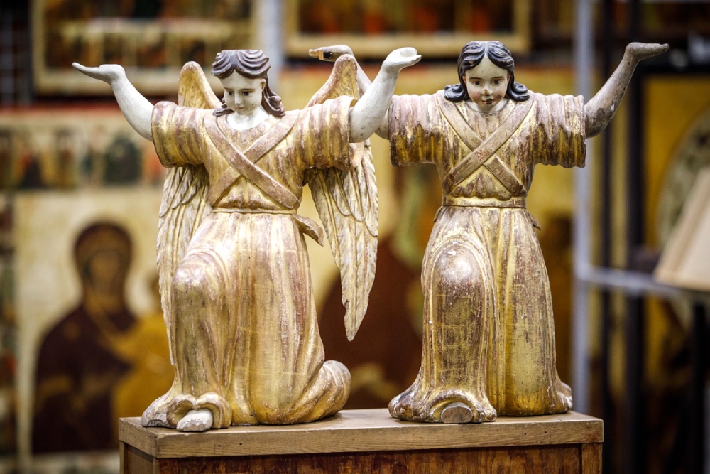 Эти образцы русской деревянной скульптуры, украшавшие храм, явно существовали в единой композиции.