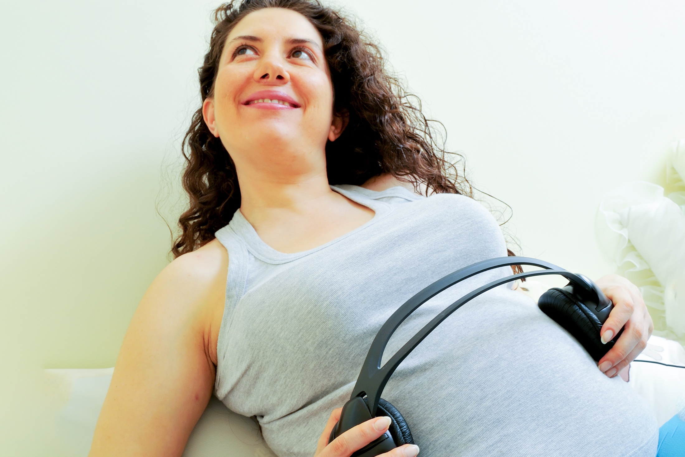 Когда кроха должен появиться на свет, пациенткам разрешают включить в родовых залах любимую музыку.