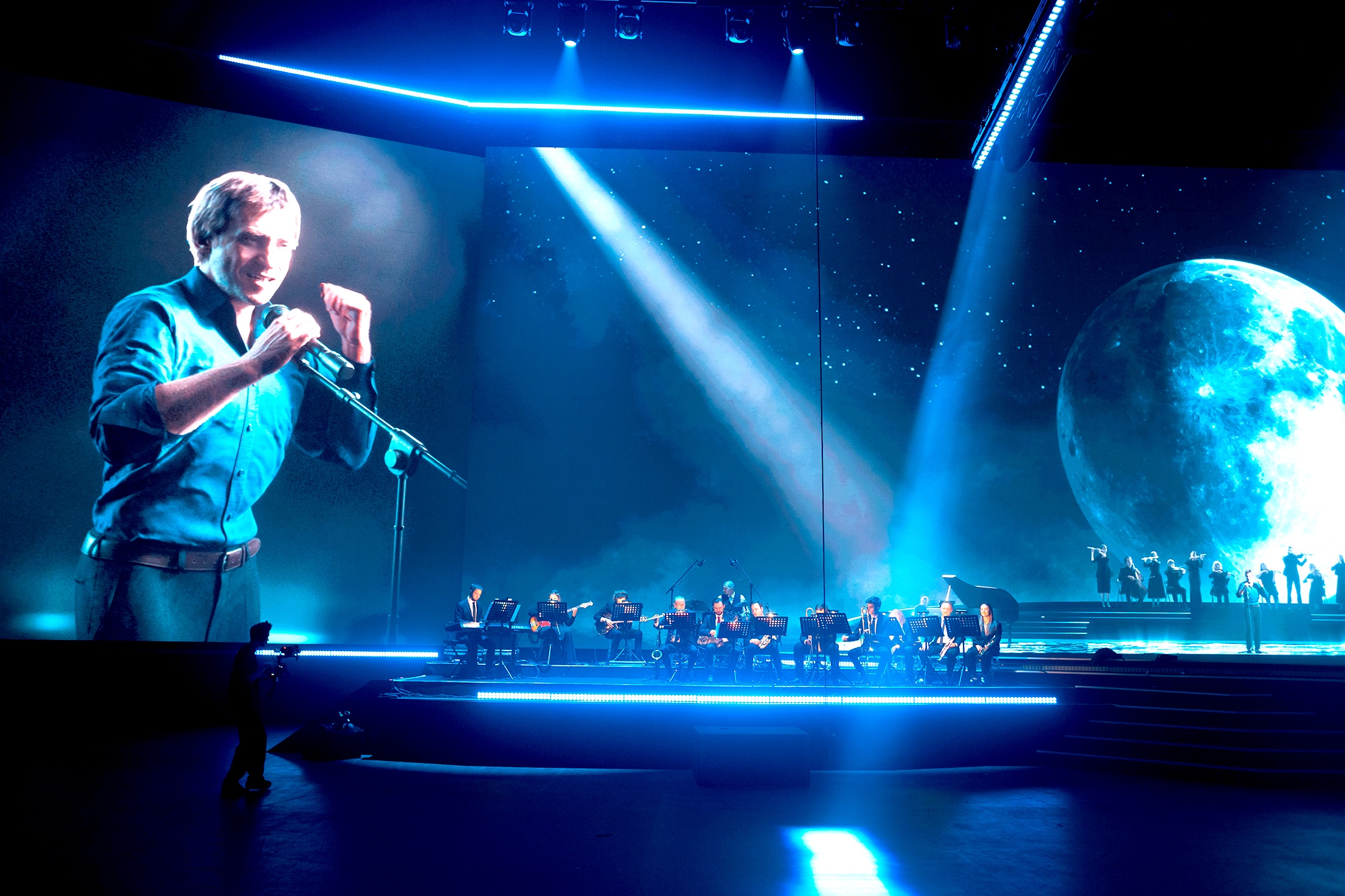 Так "космически" выглядела сцена на репетициях, будто погружая зрителей в еще неведомые, неземные пространства.