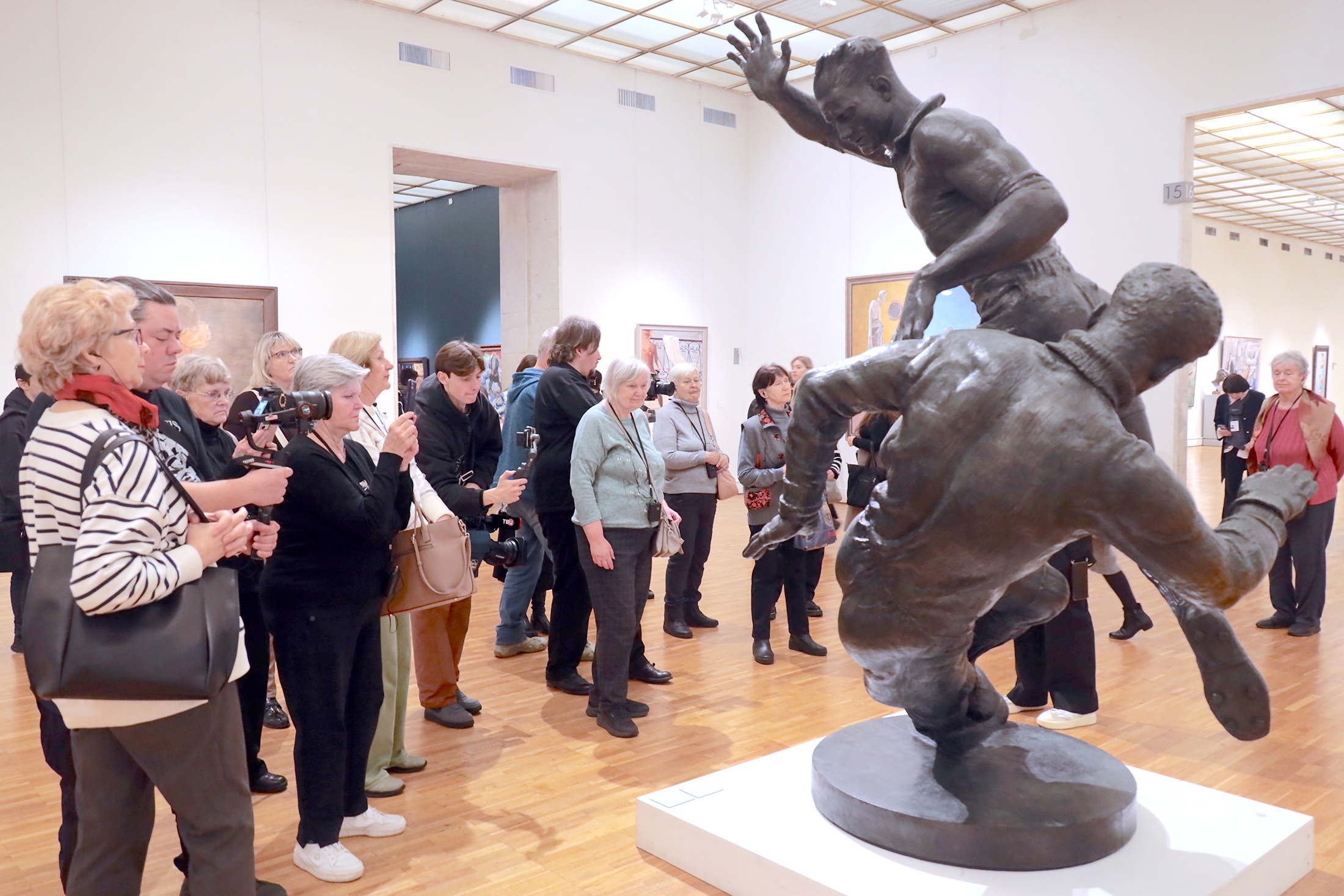 Из работ А. Дейнеки пенсионеры узнают, что секрет долголетия в 
физической активности. 