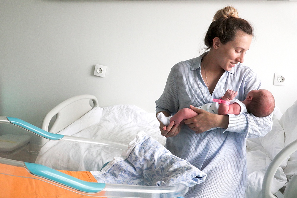 С полисом медицинского страхования молодой маме спокойнее и за себя, и за новорожденного.