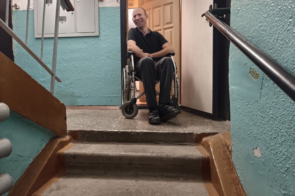 Евгений Мосикеев стоит в очереди как нуждающийся в жилье инвалид - 671-й по счету.