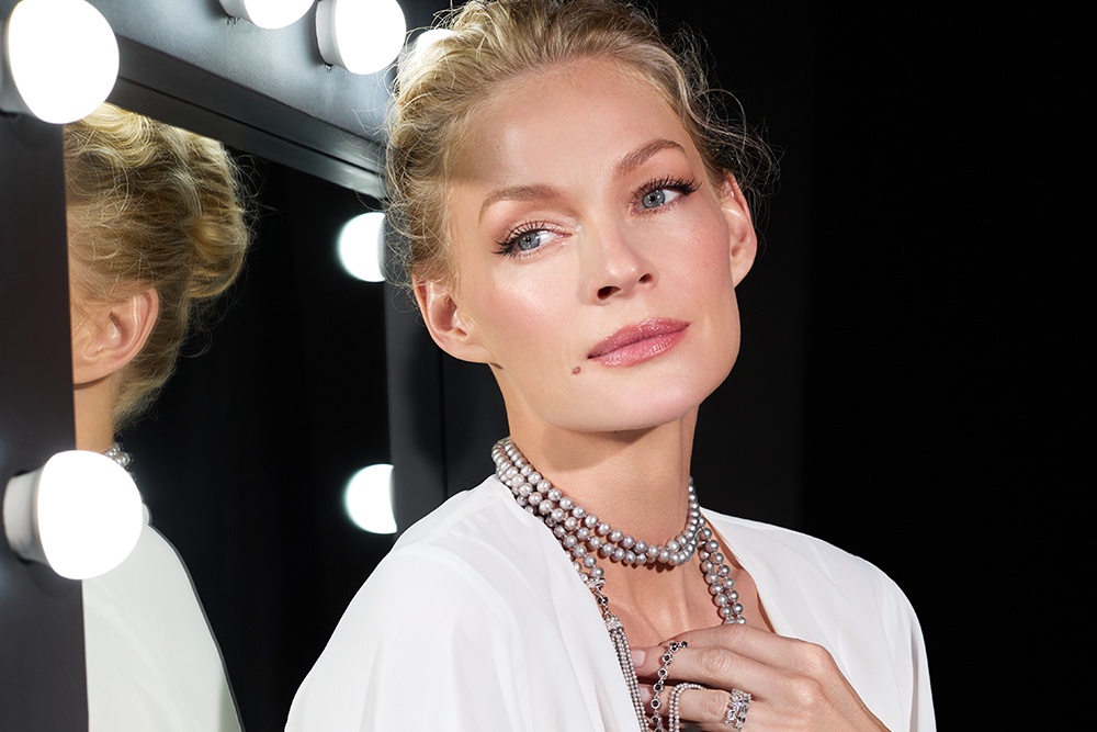 На Светлане: колье с 162 бриллиантами (1,815 кт), 180 жемчужинами (99,6 г), 32 жемчужинами (108, 77 г) и 72 шпинелями (35, 48 кт) в белом золоте, кольцо из белого золота с 12 бриллиантами (5,49 кт).