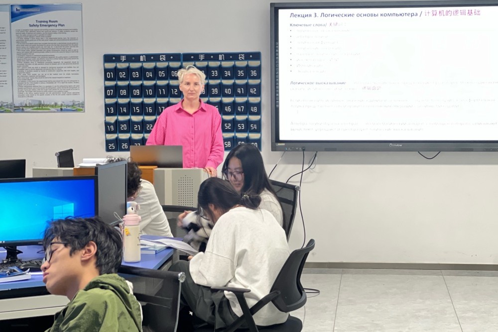 Обучение на двух языках ведет IT-эксперт, а не переводчик.