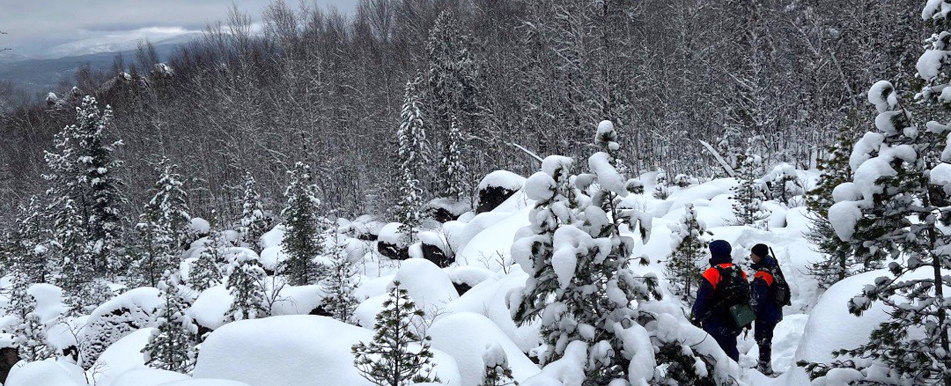 Ходить по обледенелым склонам стало опасно. Остались самые опытные спасатели, которые ищут пропавшую семью.