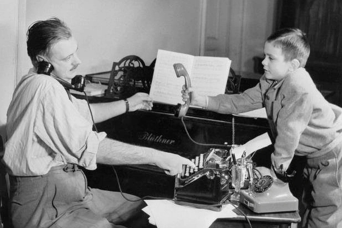 Сергей Михалков с сыном Никитой. 1952 год Сергей Михалков с сыном Никитой. 1952 год