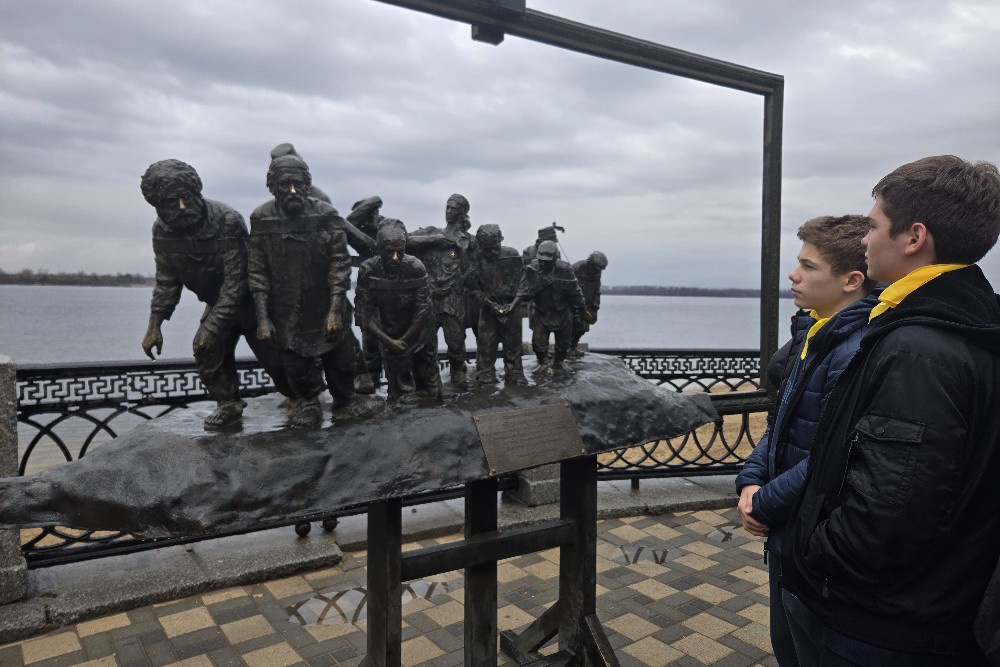 Памятник картине "Бурлаки на Волге" - один из любимых у жителей и гостей города  на самарской набережной.