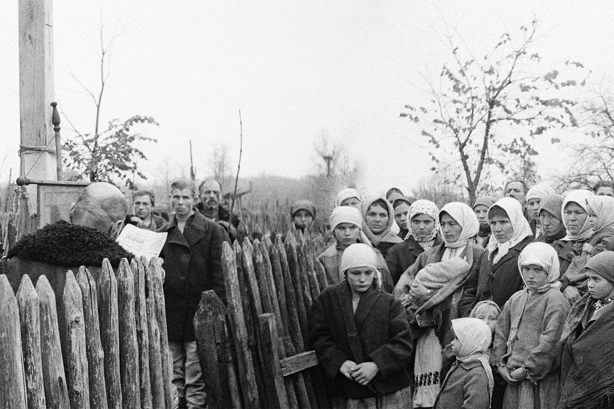 Хойники освободили от гитлеровцев в ноябре 1943 года. Начали искать предателей и полицаев. На фото: жители освобожденного белорусского села слушают сводку Совинформбюро. Хойники освободили от гитлеровцев в ноябре 1943 года. Начали искать предателей и полицаев. На фото: жители освобожденного белорусского села слушают сводку Совинформбюро.