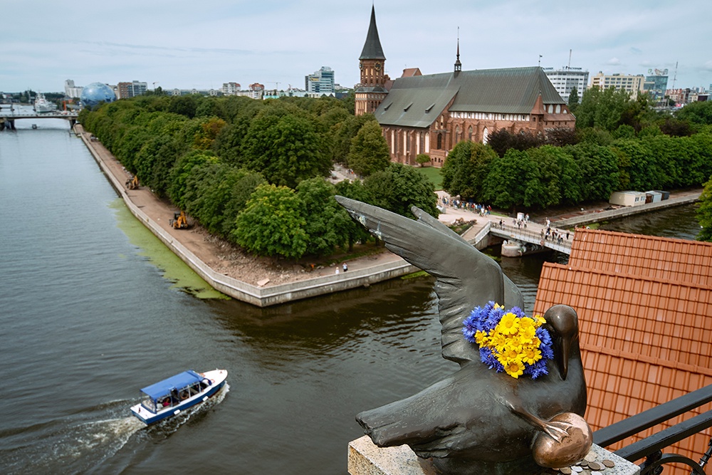 катер заходит в канал